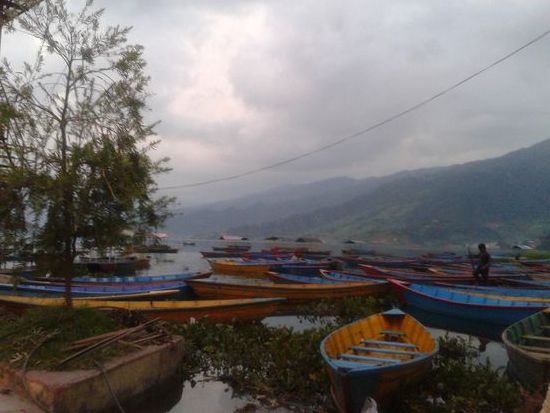 Lake Phewa.
Der See liegt ruhig und friedlich mitten in der Stadt.