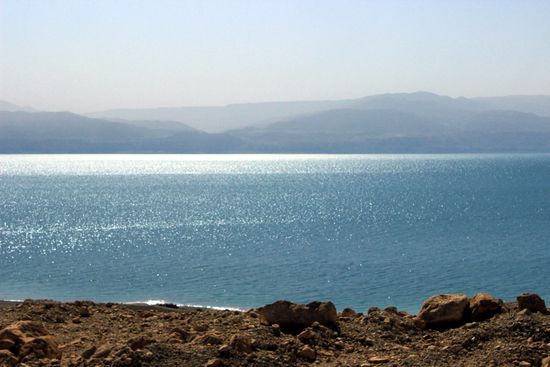 Wüste und Salzpfanne - eine lebendsfeindlichere und extremere Gegend kann man sich kaum vorstellen.