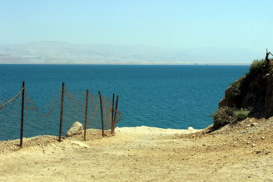 Totes Meer mit Blick auf die jordanische Seite