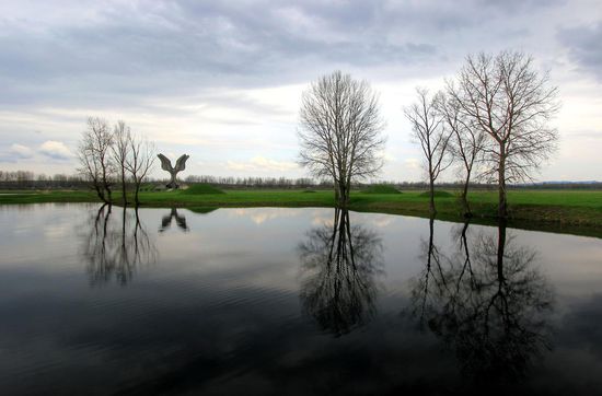 Gedenkstätte beim ehemaligen KZ Jablanica mit dem Denkmal von Bogdan Bogdanovic