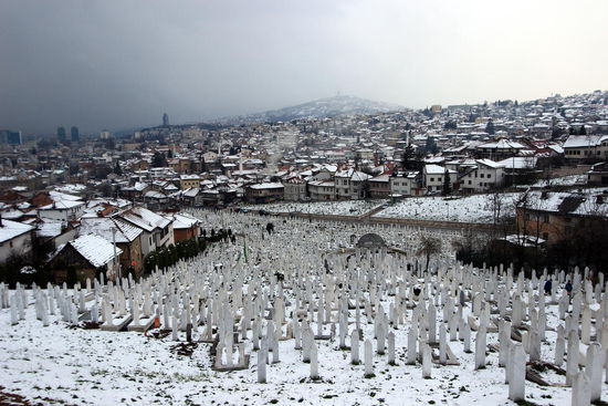 Blick auf Sarajevo vom Friedhof oberhalb der Stadt. Hier liegt Alija Izetbegovic begraben.