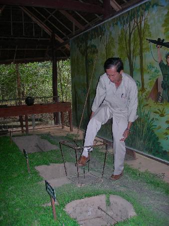 eine der vielen neagelfallen, die die viet congs im wald versteckten