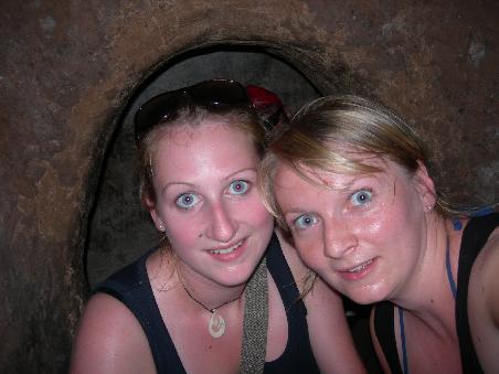 allein im tunnel: ein gequaeltes laecheln im engen schacht