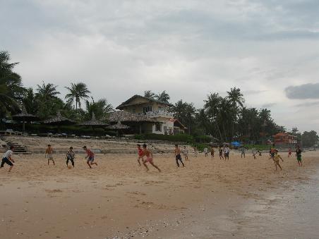 die nationalelf vietnams trainiert an unserem strand (regen zieht auf)