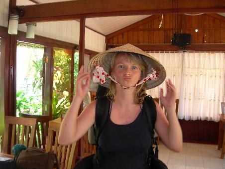 Ein vietnamesischer Hut steht Marta gut!