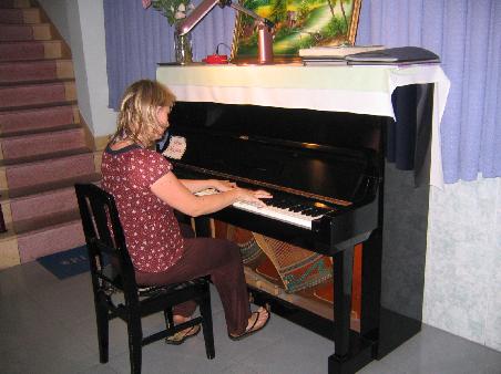 Marta gibt ein spontanes Konzert in der Sushi - Bar abends in Nha Trang