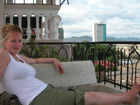 Catha entspannt auf der Dachterrasse unseres Hotels in Nha Trang