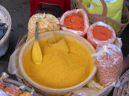 Gewuerze auf dem Markt in Hoi An