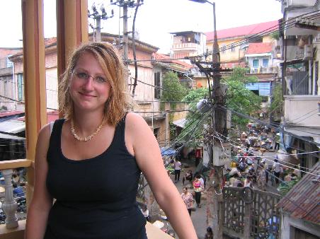 Catha auf unserem Balkon in Hanoi (der Markt im Hintergrund)