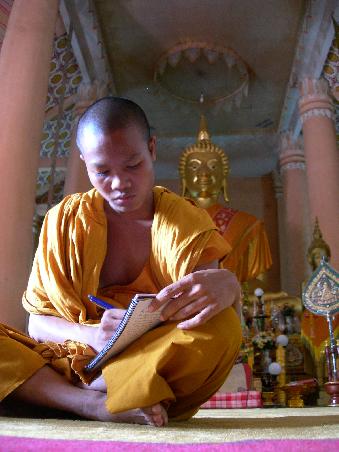 Der Moench im Tempel bei seinen Englischhausaufgaben