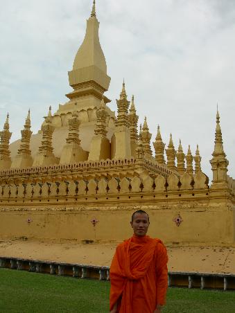 Khamphien vor der Stupa in Vientiane