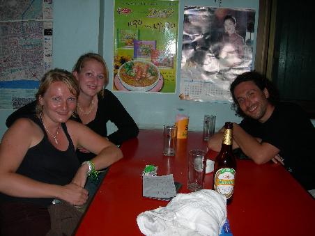 Marta, Catha und Thorsten nach laotischem Bier und Essen