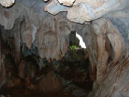 In der Hoehle (im Hintergrund sieht man schon Tageslicht)