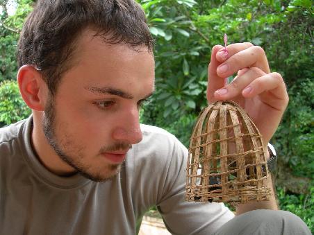 Hannes kauft einen Vogel und schenkt ihm die Freiheit