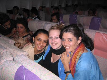 Mariam, ich und Heike im Flugzeug auf dem Weg von Frankfurt nach Dubai