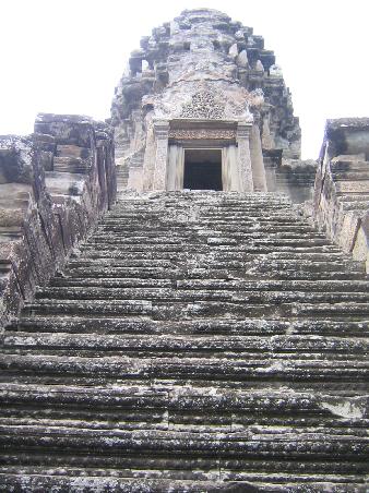 Steile Treppen fuehren zu den Tuermen von Angkor Wat