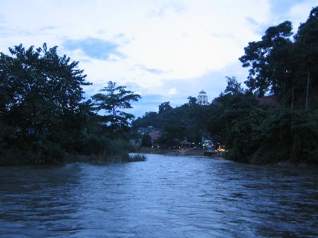 Links Myanmar, rechts Thailand