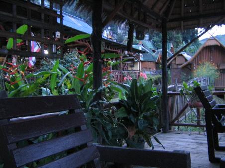 Die formschoene Veranda unsere Guesthouses