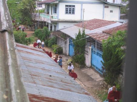 Morgens um 7 Uhr konnte man aus unserem Hotelfenster in Tachileik sehen, wie die Moenche von Bewohnerinnen der Stadt Reis beschenkt bekamen