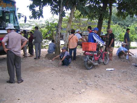 Pinkelpause in der Pampa von Myanmar