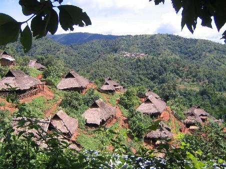 Das erste Bergdorf (hilltribe) haben wir nach 1,5 Stunden Trekking erreicht