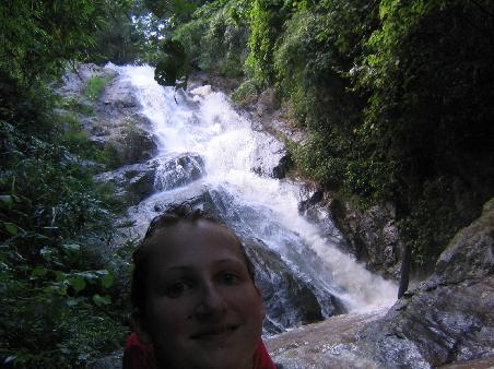 Nach mehreren Stunden Trekking, unter tropischen Bedingungen (!!!), gingen wir im Wasserfall baden