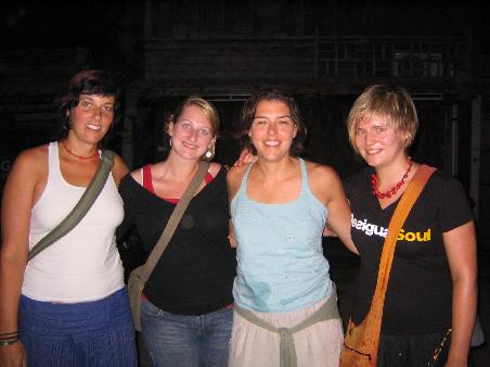 simone (aus zuerich), polizeihauptkommissarin c. schneider, amy (aus texas) und hanna (aus hamburg)