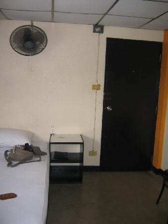 meine kleine gefaengniszelle (und mein zu hause fuer heute nacht) im 5. stock irgendwo in bangkok