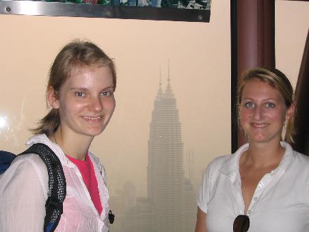 wir freuen uns auf dem menara kuala lumpur: blick auf die petronas twin tower