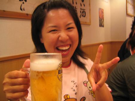Akemi in der Sushibar mit einem eisgekuehlten Bierchen...