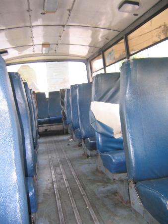 ... mit diesem gemuetlichen und gepflegten bus von melaka zum busbahnhof "melaka central" fahren (denn dort ist unser gepaeck weggeschlossen und von dort faehrt unser bus nach singapur)