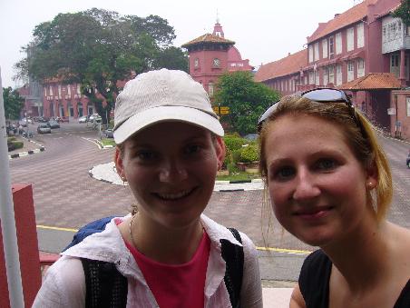 wir stehen vor dem roten platz. rechts ist das stadthuys (rathaus) -das aelteste noch erhaltene hollaendische gebaeude in asien.