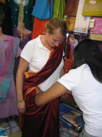 abends in little india: ich kaufe mir einen saari und lasse mir das ankleiden erklaeren... (gar nicht so einfach...)