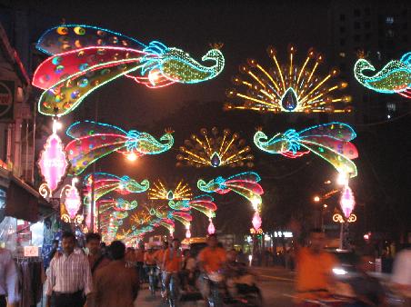 das deepavali fest (fest des lichts) in little india. BUNT! genau das richtige fuer mich