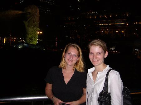 wir freuen uns vor dem merlion, dem wahrzeichen singapurs (der stadt der loewen)