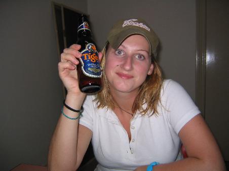 mit einem tigerbeer habe ich mit john (siehe unten) auf die reise angestossen (kann ja nicht schaden)