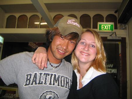 john (aus korea, arbeitet in meinem hostel) und ich in perth (im yha)