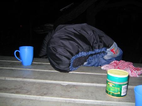 abends war es wieder so kalt, das lena sich nach dem essen am tisch in ihrem schlafsack vergrub