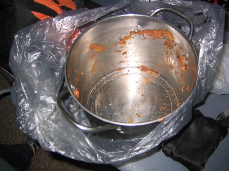 heute konnten wir nicht abwaschen. koennen wir mit dem topf nochmal kochen? ach klar, wir wollen mal fuenfe gerade sein lassen heute