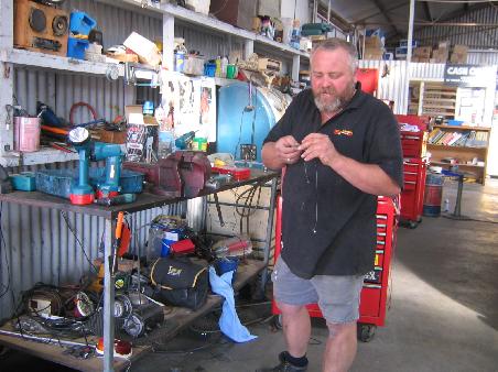 kim hilft uns, repariert in port lincoln den wagen, zeigt uns mit seinem 4WD die kueste und die wueste und laesst uns bei sich uebernachten.