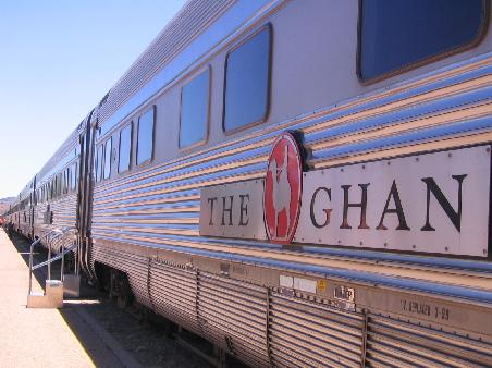 in alice springs mit dem ghan angekommen: die sonne brennt bei 39 grad
