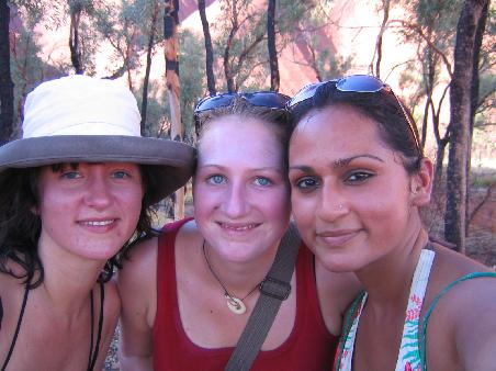 berit aus daenemark, phk schneider und tahreen aus england (waehrend des 9,4 km gangs um uluru bei 39 grad)