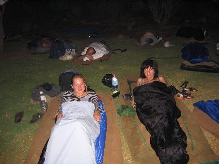 gute nacht! (berit und ich schlafen auf den swags, weil es nachts warm genug ist)