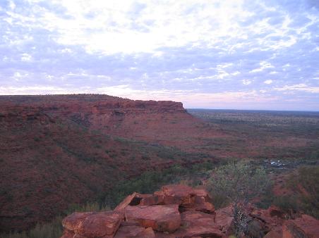 kings canyon: nach einem anstrengenden aufstieg koennen wir die aussicht geniessen