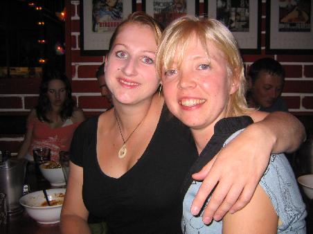 beim letzten gemeinsamen abendessen: catha mit hanna aus finnland ("anteksi! minae haluan kaksi karjalanpiirakka ja kuusi oluta, kiitos!")