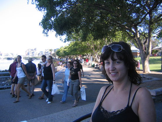 mit berit geniesse ich einen kaffee am flussufer