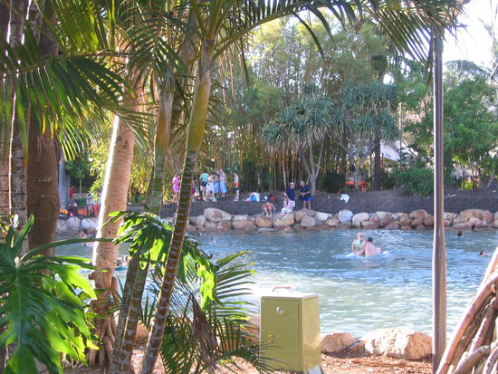 ... laedt mitten in der stadt zum schwimmen ein.