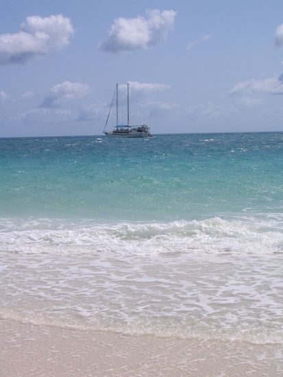 traumhafter strand (und unser boot im hintergrund)