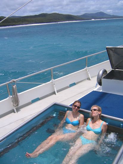 daniela und kristina entspannen im pool