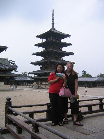 Akemi und ich vor der Pagode in Horyuji